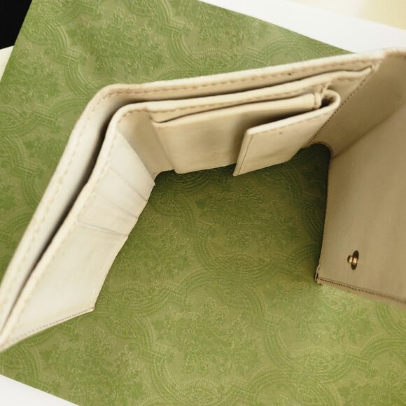 Gucci Britt GG Logo Compact Wallet - Picture 15 of 16